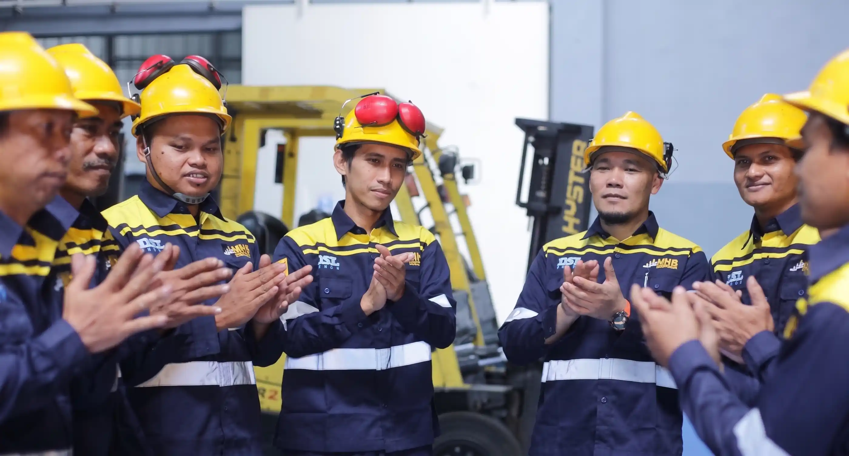 Tim teknisi PT DSL Indonesia berseragam safety di area kerja forklift